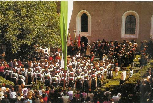 Einweihung historische Tracht